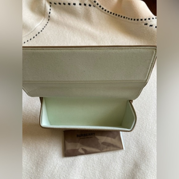 BURBERRY SUNGLASSES CASE - Picture 3 of 5